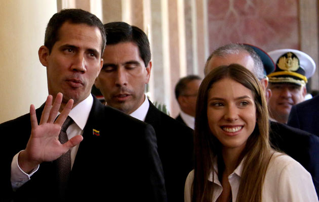  El líder del Parlamento venezolano, Juan Guaidó (i), y su esposa, Fabiana Rosales, en su visita a Paraguay. FOTO/EFE 