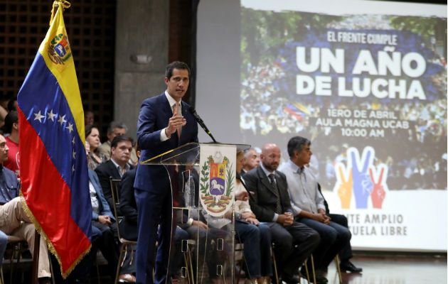 El líder opositor Juan Guaidó (c) habla durante una reunión con la plataforma opositora Frente Amplio Venezuela Libre este lunes, en Caracas (Venezuela). Foto: EFE.