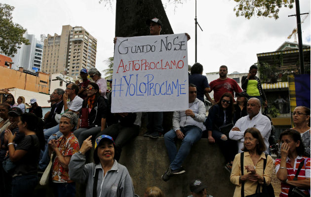 Opositores a Maduro aplauden a Juan Guaidó. Foto: EFE