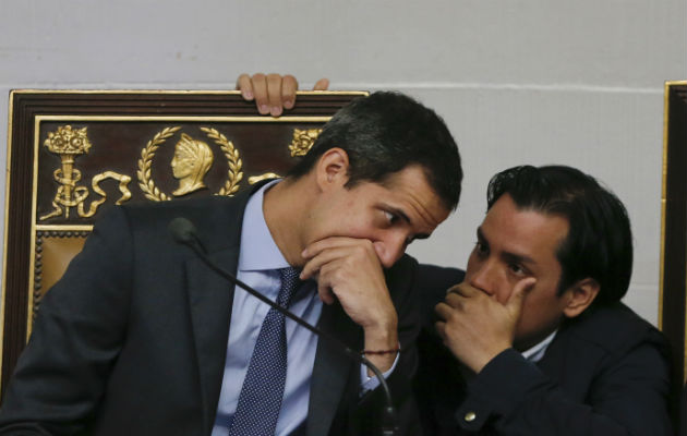 El líder opositor Juan Guaidó (izq.) en la sesión de este martes de la Asamblea Nacional (Parlamento). Foto: AP.