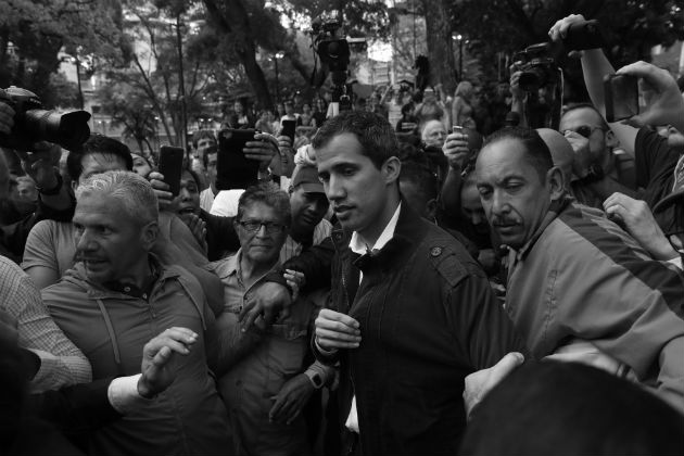 Juan Guaidó, presidente de la Asamblea Nacional de Venezuela y autoproclamado presidente interino del país, a su salida de una misa, el domingo 27 de enero, en la Iglesia San José de Chacao, en Caracas. Foto: EFE.