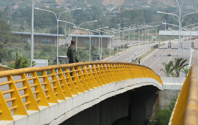 El diputado opositor Franklyn Duarte denunció que el Ejército venezolano está bloqueando el puente fronterizo de Tienditas que une el país caribeño y Colombia. FOTO/EFE