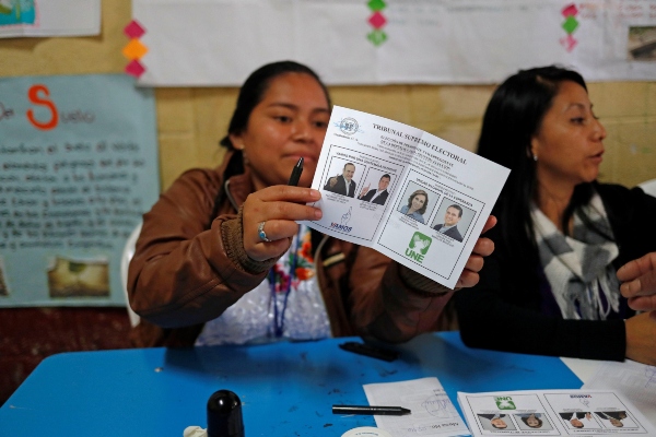 Más de 8 millones de guatemaltecos, incluidos algunos radicados en Estados Unidos, están llamados a las urnas para elegir a su futuro presidente: la socialdemócrata y ex primera dama Sandra Torres, de la Unidad Nacional de la Esperanza, o el exdirector del Sistema Penitenciario Alejandro Giammattei, del partido centroderechista Vamos. FOTO/AP