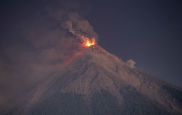 El Volcán de Fuego arroja lava fundida y ceniza caliente desde su cráter en Escuintla, Guatemala. AP