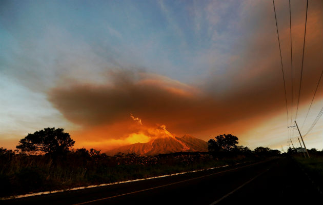 Las finas partículas de ceniza, por las explosiones, han llegado a aldeas como Panimaché I y II, Morelia, Santa Sofía, El Porvenir, Sangre de Cristo, Finca Palo Verde o San Pedro Yepocapa.