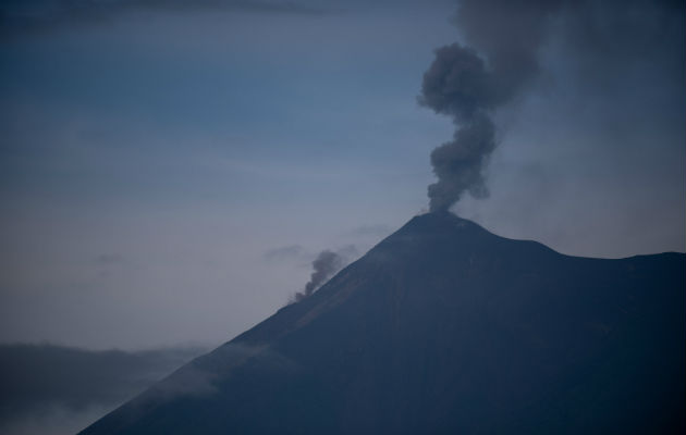 Las avalanchas que arrastran bloques de material de hasta tres metros de diámetro, se dirigen hacia las barrancas Seca, Honda, Ceniza, Trinidad y Las Lajas, advirtió.