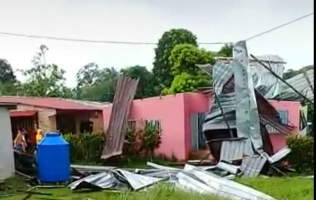 Gustnado desprende techo en Colón. Foto/Sinaproc