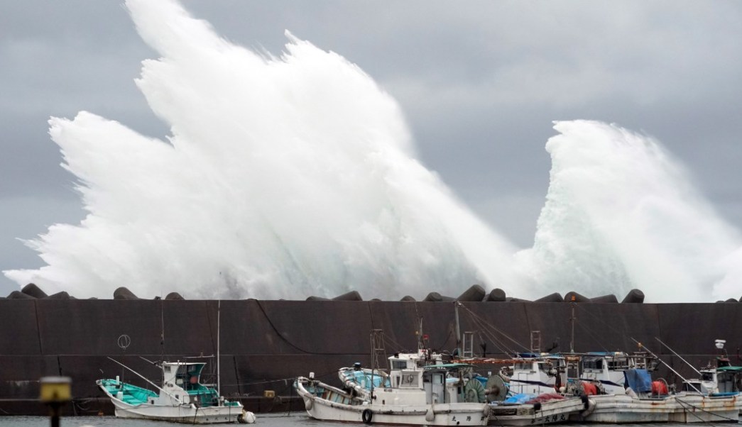 Buques pesqueros ante la llegada del tifón Hagibis al puerto de Kiho, Japón. Foto EFE