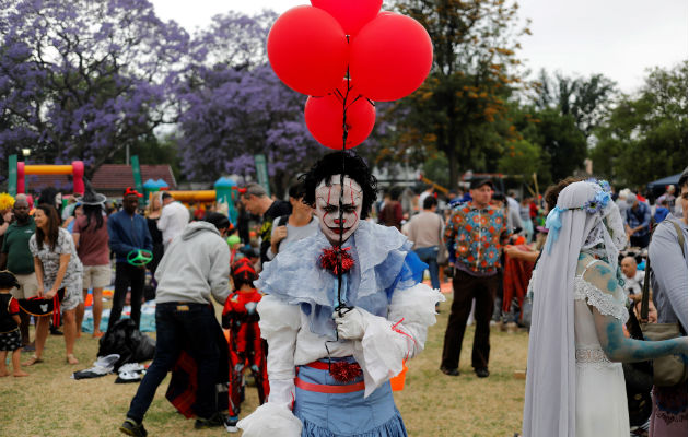 Personas se disfrazan para celebrar Halloween en Johannesburgo, Sudáfrica. Foto/EFE