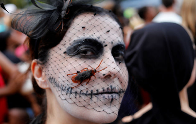 Personas se disfrazan para celebrar Halloween en Johannesburgo, Sudáfrica. Foto/EFE