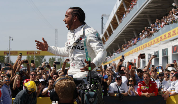 Lewis Hamilton (der.) festeja su triunfo en Canadá. Foto:AP