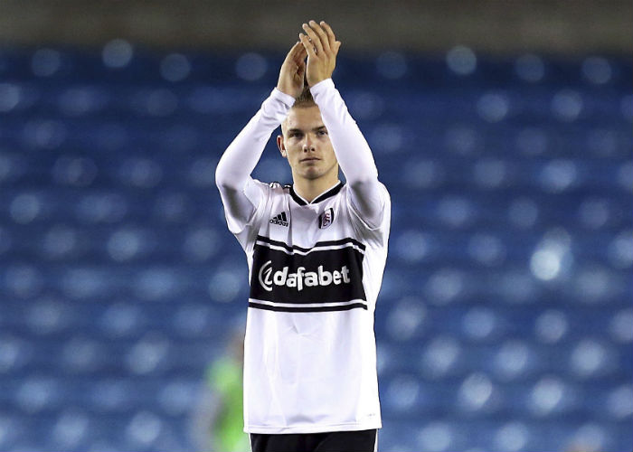 Harvey Elliott saluda a los fanáticos que fueron al partido del   Fulham. Foto AP