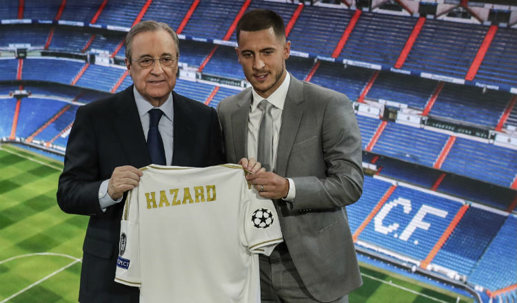 Florentino Pérez presidente del Real Madrid entrega su camiseta a Eden Hazard. Foto:AP