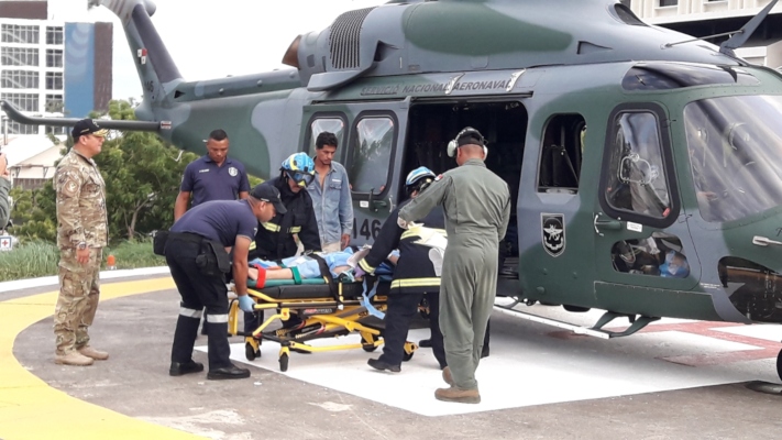 El Servicio Nacional Aeronaval (Senan) llevó a cabo el traslado a una menor de 17 años con fracturas en las piernas  debido al colapso de su vivienda en el distrito de Barú. Foto/Mayra Madrid