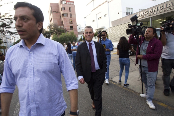  El congresista Gilbert Violeta (i) y Miguel Jorge Kuczynski, hermano del expresidente Pedro Pablo Kuczynski, abandonan la Clínica Angloamericana, donde el expresidente se encuentra internado en la UCI. FOTO/EFE