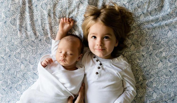 La forma en que reaccionan los niños ante el nacimiento de un hermano va a depender de la edad. 