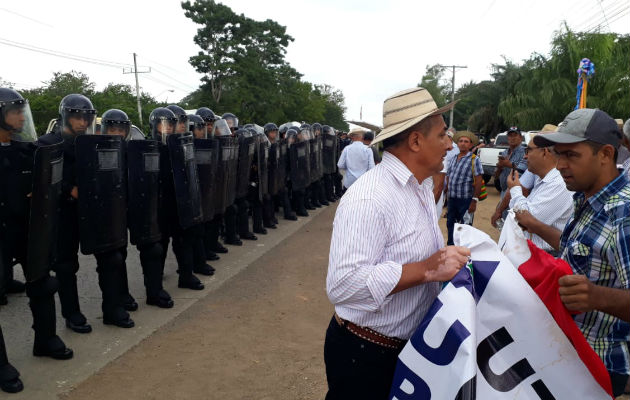   Los productores fueron desalojados de la vía por las Unidades de Control de Multitudes cerca al puente sobre el río La Villa. Foto: Thays Domínguez.