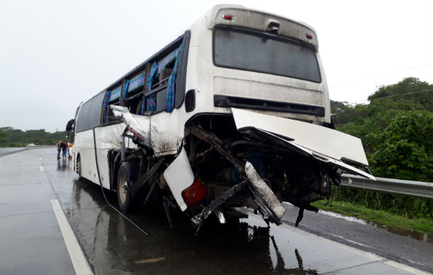 Un camión, un auto particular y un bus que se dirigía desde Panamá hacia la provincia de Chiriquí para trasladar a familiares y amigos a un sepelio, se vieron involucrados en el accidente.