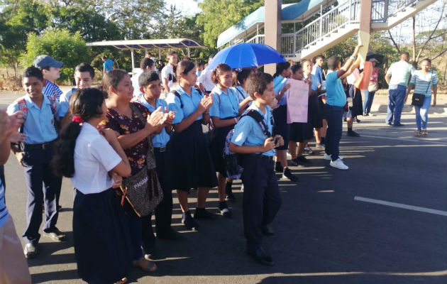 Las instalaciones que albergan a la escuela primaria y el colegio del área presentan deficiencias importantes, como falta de luz y agua, baños cerrados, así como presencia de guano.