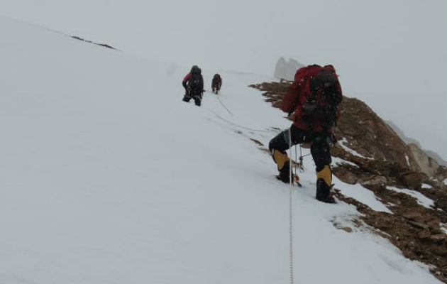 En las imágenes también se observa el momento de ascensión, ya de día, a la cima de la que es la segunda montaña más alta de la India con 7.817 metros de altura.