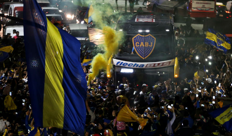 Hinchas de Boca Juniors despiden a Boca antes de viajar a España. Foto EFE