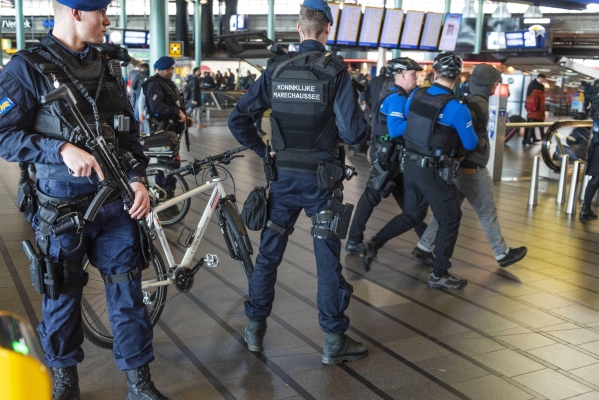 Varios efectivos de la policía militar se despliegan este lunes por el aeropuerto de Schiphol (Holanda) para reforzar las medidas de seguridad, después del tiroteo registrado en la plaza 24 de Octubre de Utrecht. FOTO/EFE