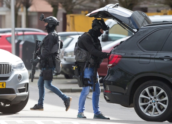 La policía holandesa de lucha contra el terrorismo se prepara para entrar en una casa después de un incidente de tiroteo en Utrecht. FOTO/AP