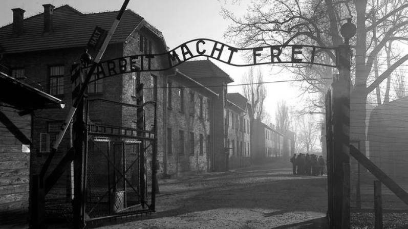 Entrada del campo de exterminio nazi de Auschwitz. Foto: Archivo. EFE 