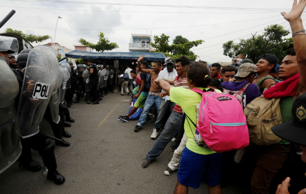 Miles de migrantes, en su mayoría hondureños, rompieron la valla metálica que separa a Guatemala de México. EFE