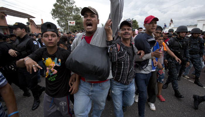 Los migrantes hondureños cruzan una barricada de la policía guatemalteca cuando se dirigen a los EE. UU., FOTO/AP