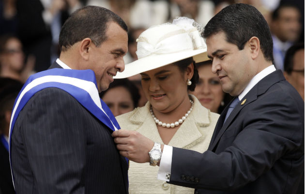 Imagen de archivo de Porfirio Lobo (izq.) y el ahora presidente hondureño Juan Orlando Hernández. Foto: AP..