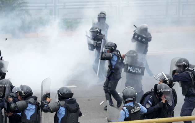 Cientos de manifestantes se reunieron frente al Hospital Escuela para marchar por el Bulevar Suyapa, al oriente de la capital, hacia una funeraria, donde eran velados los restos del padre de la presidenta del Colegio Médico, Suyapa Figueroa.