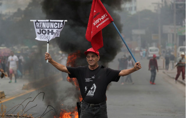 Protestas para exigir la renuncia del presidente de Honduras, Juan Orlando Hernández, en Tegucigalpa. Foto: EFE.