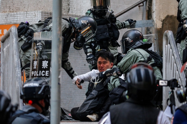 Uno de los manifestantes es arrestado por las fuerzas policiales FOTO/AP