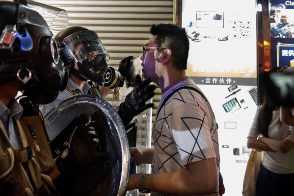 Un hombre se para frente a un policía mientras los manifestantes asisten a una manifestación antigubernamental en Sham Shui Po, Hong Kong. FOTO/AP