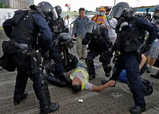 De acuerdo con las leyes hongkonesas, participar en una manifestación ilegal puede conllevar penas de entre tres y cinco años de prisión y una multa de 5.000 dólares de Hong Kong ($639, 574 euros).FOTO/AP
