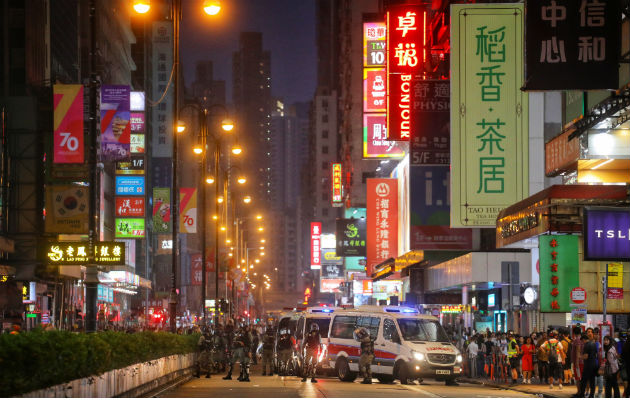 Un edificio gubernamental del barrio de Tuen Mun también fue víctima de vandalismo.