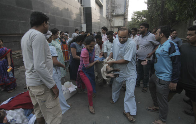 Una persona es rescatada después que se desató un incendio en un hospital de la India. AP