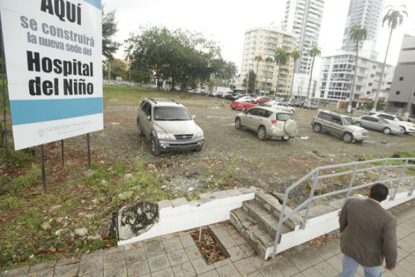 El lugar donde debe construirse el nuevo Hospital del Niño es utilizado para estacionamientos. Archivo