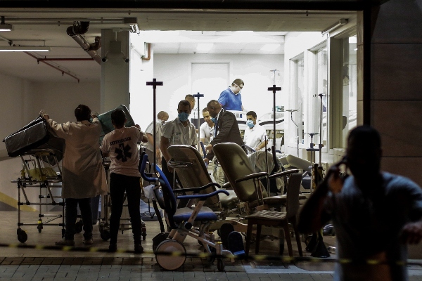 Personal médico organiza sillas y camillas este jueves para trasladar a los pacientes por causa de un incendio en un hospital en Río de Janeiro. FOTO/EFE