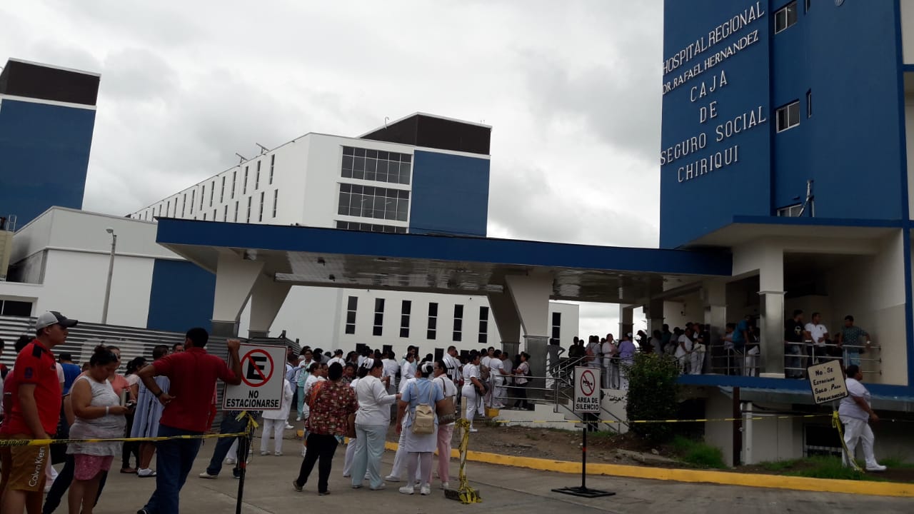 El movimiento telúrico no dejó víctimas que lamentar; sin embargo causó pánico en la población y obligó a desalojar los Hospitales Regional Rafael Hernández en David y Hospital materno Infantil José Domingo de Obaldía. Foto/Mayra Madrid