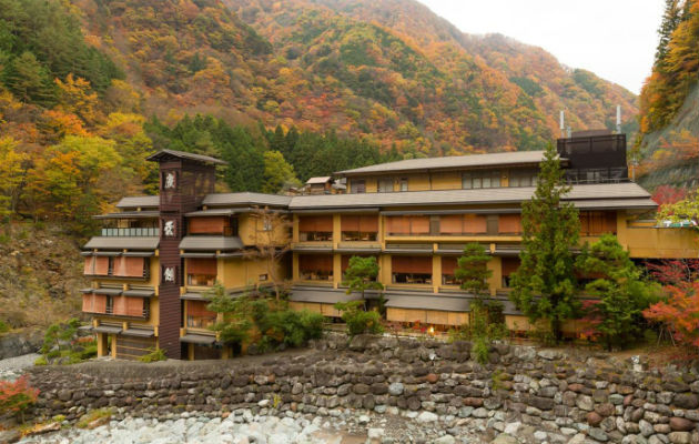 1.  El hotel más antiguo es el Nishiyama Onsen Keiunkan, cerca del Monte Fuji, en Japón, funciona desde el año 705.