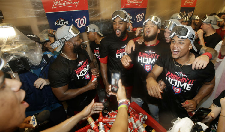 Los jugadores de los Nacionales celebran el cuadrangular de Howie Kendrick. Foto AP