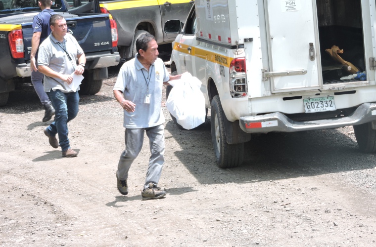 Los huesos fueron ubicados por unidades policiales, en un precipicio, en la vía que va hacia la comunidad. Foto: Landro Ortiz.