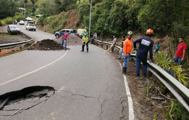 Funcionarios del Mop se apersonaron al área del colapso de la vía. Foto: José Vásquez.