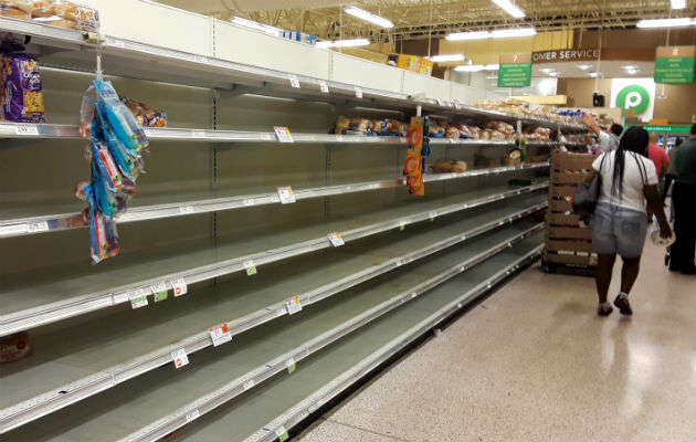 Estantes de agua  vacíos en un supermercado de Miami, Florida. Foto: EFE.