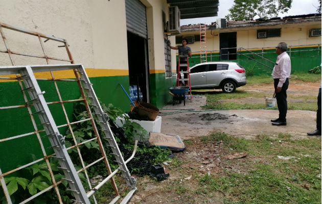 Los ladrones entraron por una de las ventanas del depósito. Foto: Eric A. Montenegro.