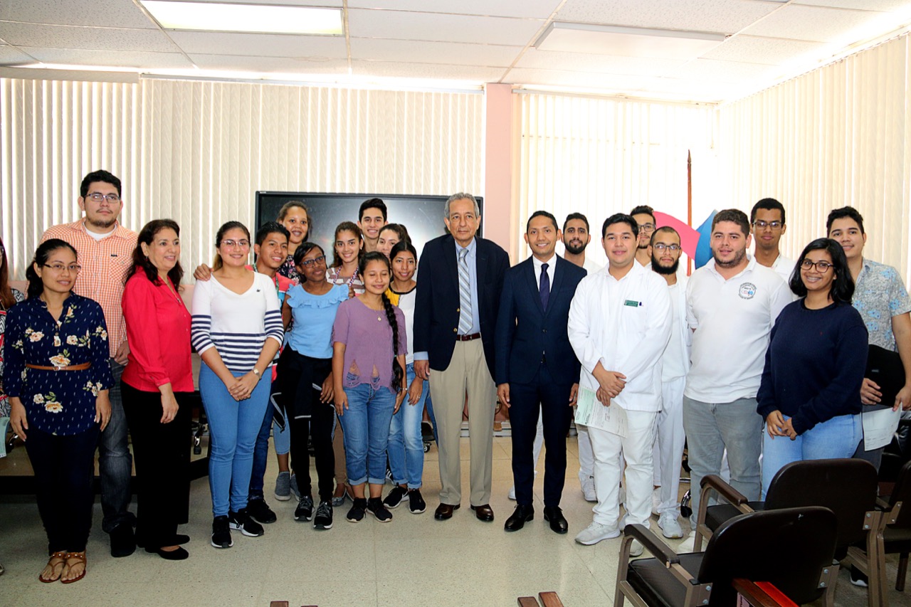 El Ifarhu entrega cheques a estudiantes de la Facultad de Medicina de la Universidad de Panamá.