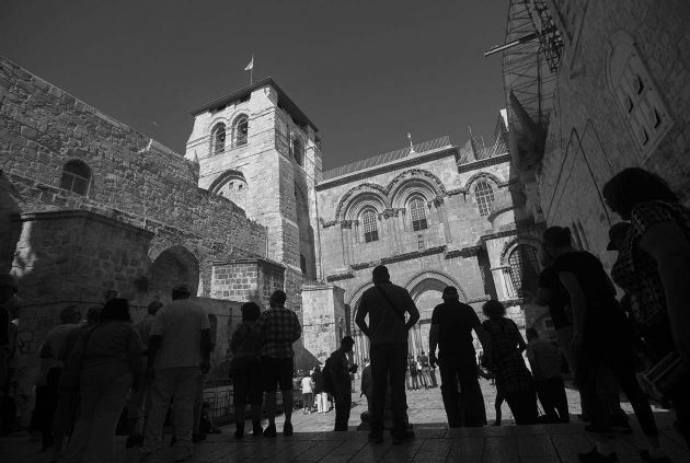 Iglesia Santo Sepulcro en Jerusalén. Declaro mi asombro por el bello y grandioso orden que existe en el universo y que no sé si existe una inteligencia que lo ha regulado. Foto: EFE.