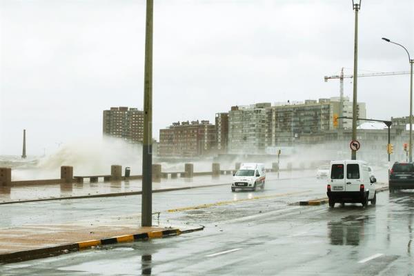 Las lluvias y tormentas se dieron esta madrugada en Uruguay. EFE/ Archivo